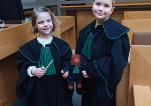 dwoje dzieci w togach