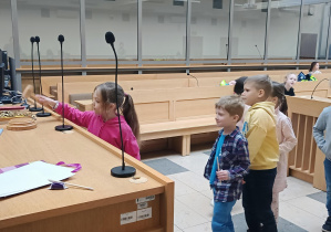 dzieci w sali sądowej