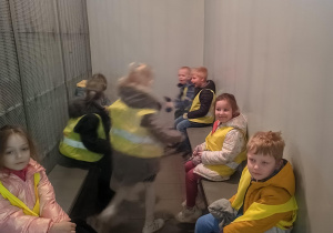 dzieci zwiedzają areszt
