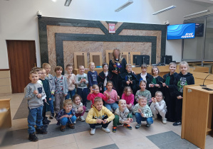 grupa dzieci w sądzie