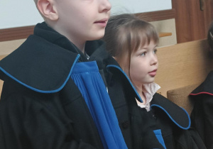 chłopiec z dziewczynką w togach