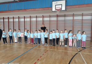 dzieci w sali gimnastycznej