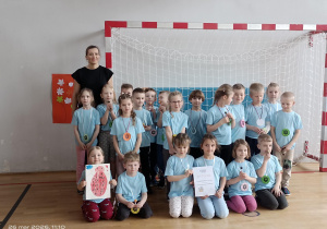 grupa dzieci z medalami i dyplomem oraz wychowawczynią