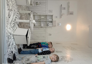dzieci podczas wizyty w muzeum światła