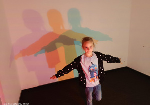 dzieci podczas wizyty w muzeum światła