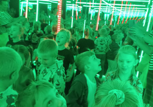 dzieci podczas wizyty w muzeum światła