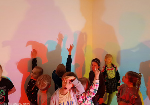dzieci podczas wizyty w muzeum światła