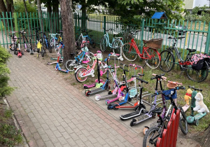 rowery i hulajnogi stojące przed przedszkolem