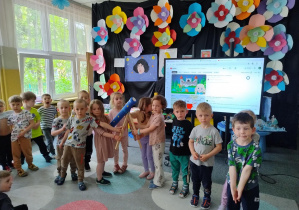Grupa dzieci prezentuje swoją pracę przestrzenną - teleskop
