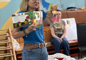 Pani Barbara Szelągowska pokazuje dzieciom książeczkę