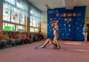 dziewczyna z hula hop wykonującą układ artystyczny