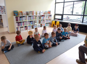 Wizyta Promyczków w bibliotece