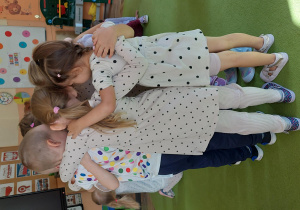 Dzieci w kropkowych strojach