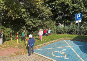dzieci szukają śmieci w ramach akcji "Sprzątanie Świata"