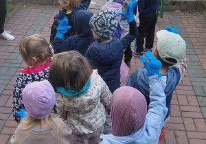 Dzieci wychodzą z przedszkola.