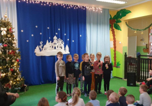 dzieci śpiewają kolędę