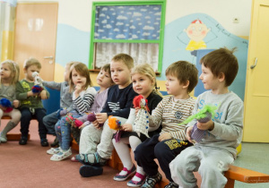 dzieci trzymają laleczki