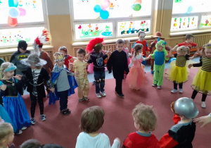 dzieci tańczą w kole na balu