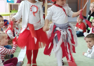 dwie dziewczynki w stroju narodowym