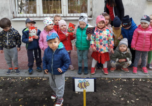 dzieci stoją przy swoim gródku