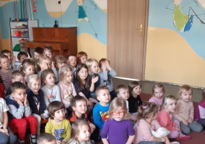 grupa dzieci i patrzy na muzyków