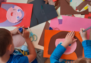 wykonywanie autoportretów dzieci z kolorowego papieru