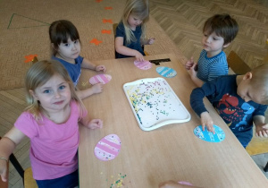 dzieci ozdabiają drobnym konfetti