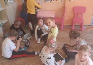 grupa dzieci bawi się laptopami abawkowymi