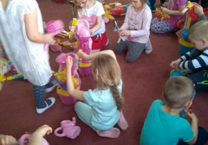 dzieci pomagają w wypakowywaniu zabawek