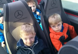 chłopcy siedzą w busie