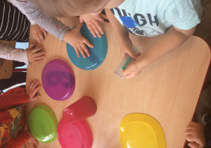 Dzieci bawią się plastikowymi talerzykami