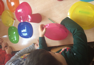 Dzieci bawią się z talerzykami plastikowymi