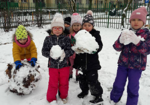 grupa dzieci z kulami śnieżnymi