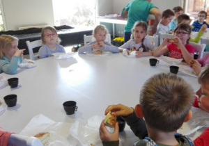 dzieci jedzą kanapki