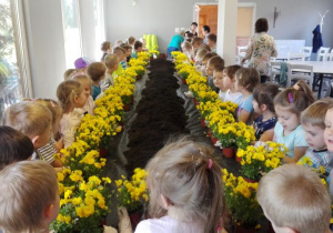 dzieci otrzrymały kwiaty