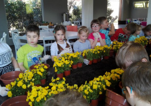 dzieci przy kwiatach