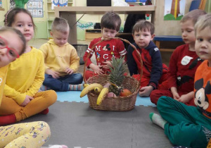 grupa dzieci z koszem owoców
