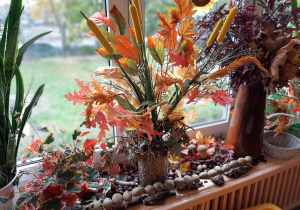 Kącik przyrody - kolorowe liście w wazonie, kasztany, orzechy, grzyby