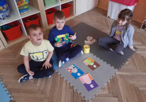 trójka dzieci z puzzlami matematycznymi