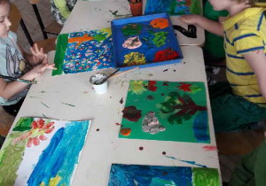 grupa dzieci maluje farbami nadejście wiosny