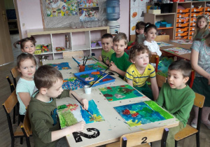 grupa dzieci maluje farbami