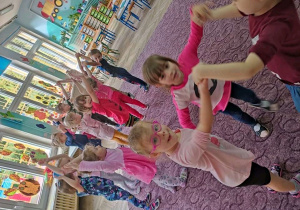 Dzieci razem tańczą w sali