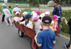 dzieci jadą wózkeim