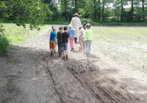 dzieci pracują na polu