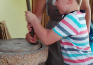 chłopiec wydobywa mąkę