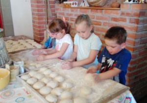 dzieci formują chlebki