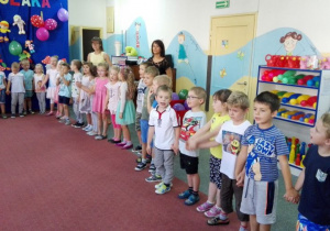 dzieci śpiewają hymn przedszkolaka