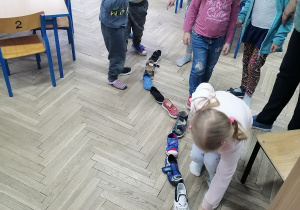 Dzieci układają swoje buty do wyścigów