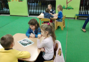 dzieci siedzą przy stoliku