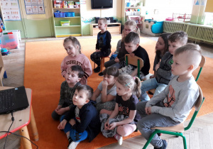 Dzieci siedzą w grupie